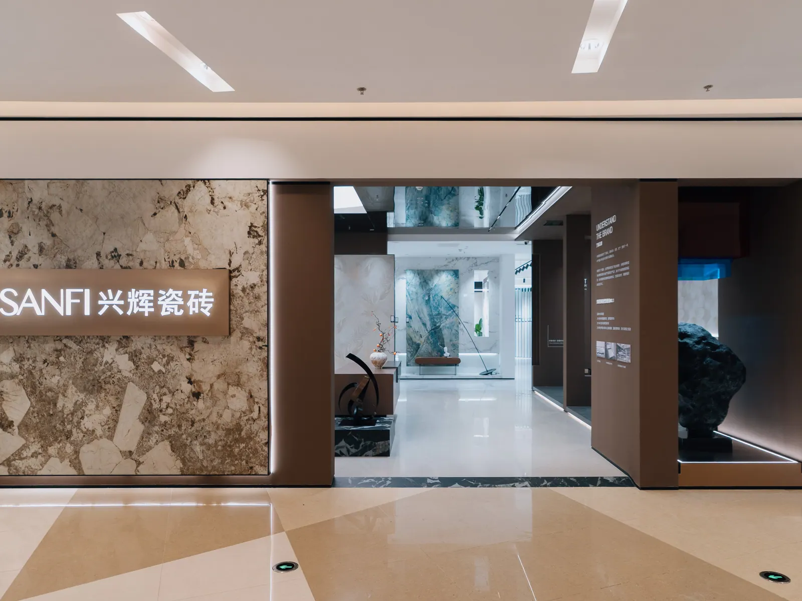 以大幅材料展面组织入口视线的瓷砖展厅